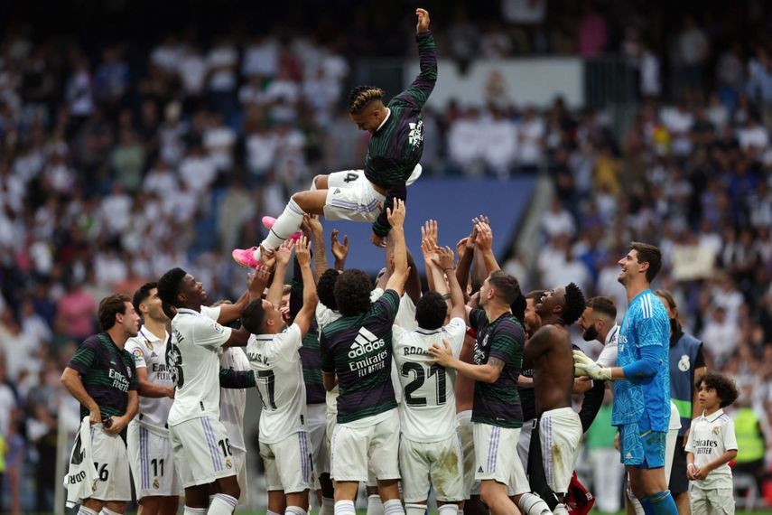 ماريانو دياز مرفوعاً في الهواء بعد مباراة ريال مدريد وأتلتيك بلباو بالدوري الإسباني - 4 يونيو 2023