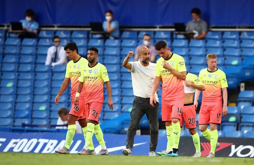 مدرب مانشستر سيتي الإسباني بيب جوارديولا يتواصل مع مدافع مانشستر سيتي الفرنسي أيميريك لابورتي في استراحة المشروبات خلال مباراة الدوري الإنجليزي لكرة القدم بين تشيلسي ومانشستر سيتي في ستامفورد بريدج في لندن في 25 يونيو 2020. (تصوير جوليان فيني / بول / وكالة الصحافة الفرنسية) ) / مقيدة للاستخدام التحريري. لا تستخدم مع الصوت أو الفيديو أو البيانات أو قوائم تركيبات أو شعارات النادي / الدوري أو الخدمات 