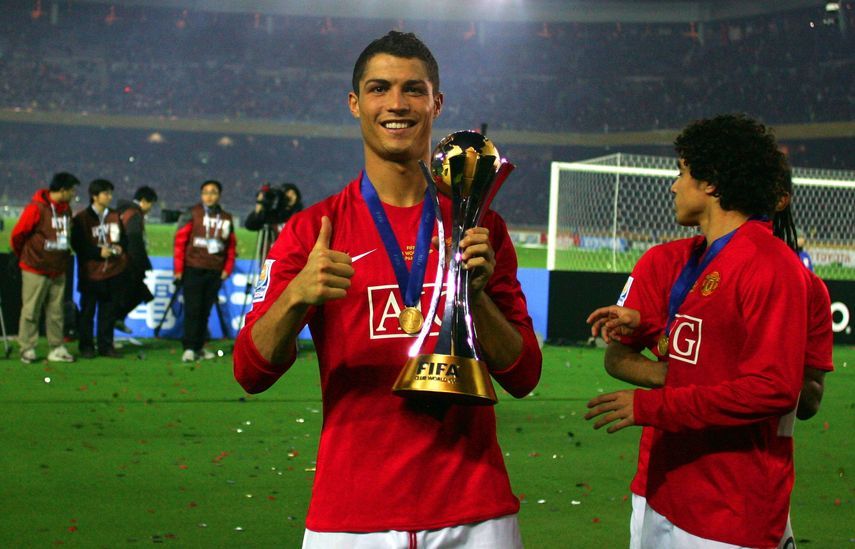 كريستيانو رونالدو يحتفل بعد تتويج مانشستر يونايتد بكأس العالم للأندية في اليابان 2008