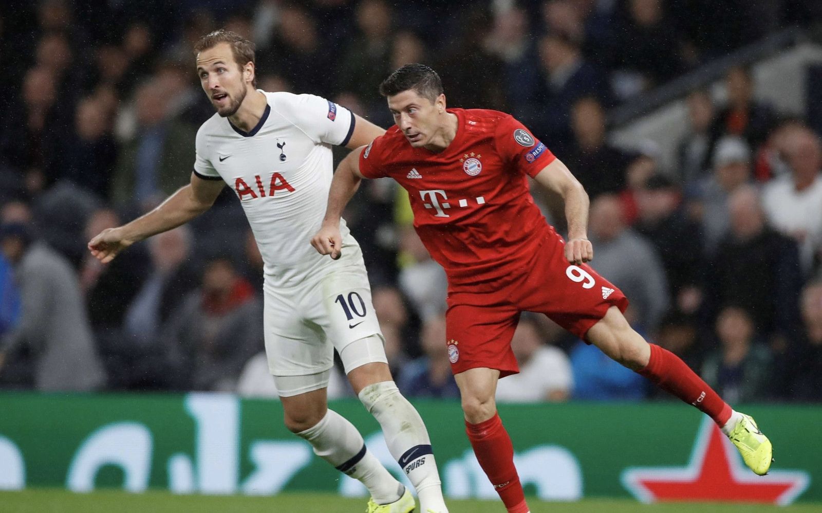 هاري كين وروبرت ليفاندوفسكي في مباراة توتنهام وبايرن ميونيخ بدوري أبطال أوروبا 2019