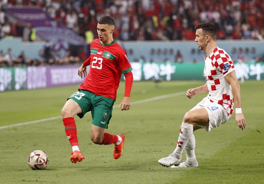 المغربي بلال الخانوس يقطع الكرة من أمام الكرواتي بيريسيتش - 17 ديسمبر 2022