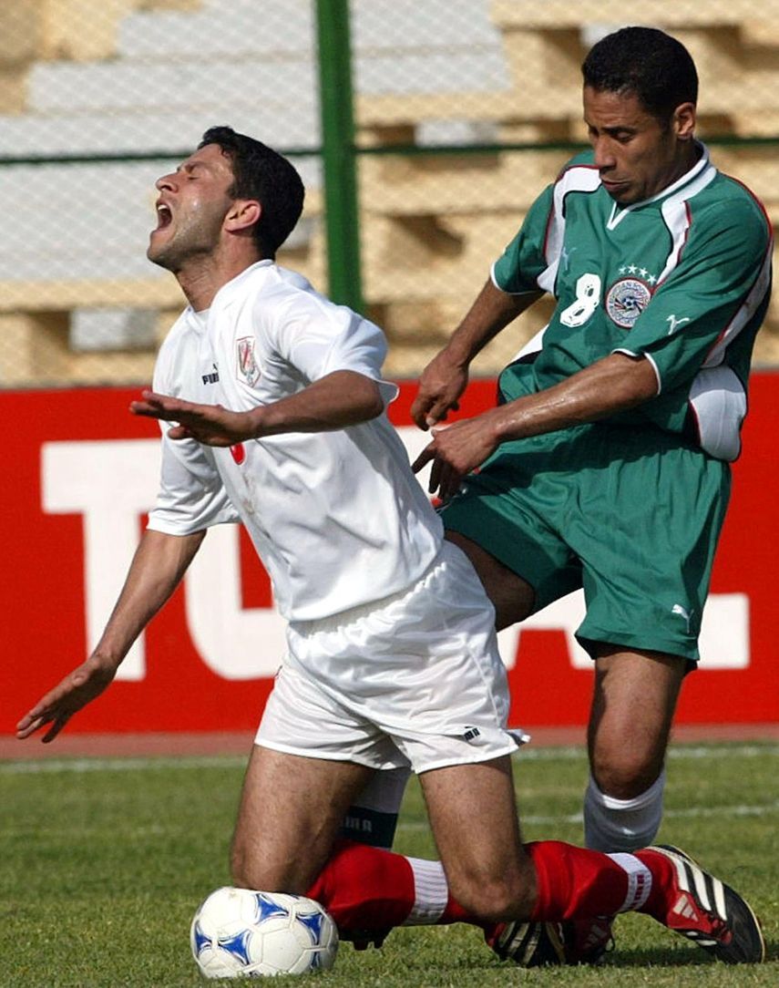ياسر رضوان بقميص مصر في تدخل على نجم تونس الزبير بيه في كأس إفريقيا 2002 - AFP