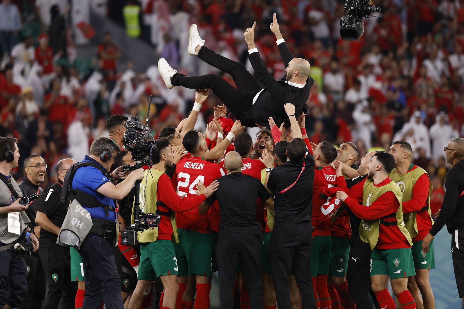 احتفال لاعبي المغرب بوليد الركراكي بعد الفوز على إسبانيا في المونديال -06 ديسمبر 2022