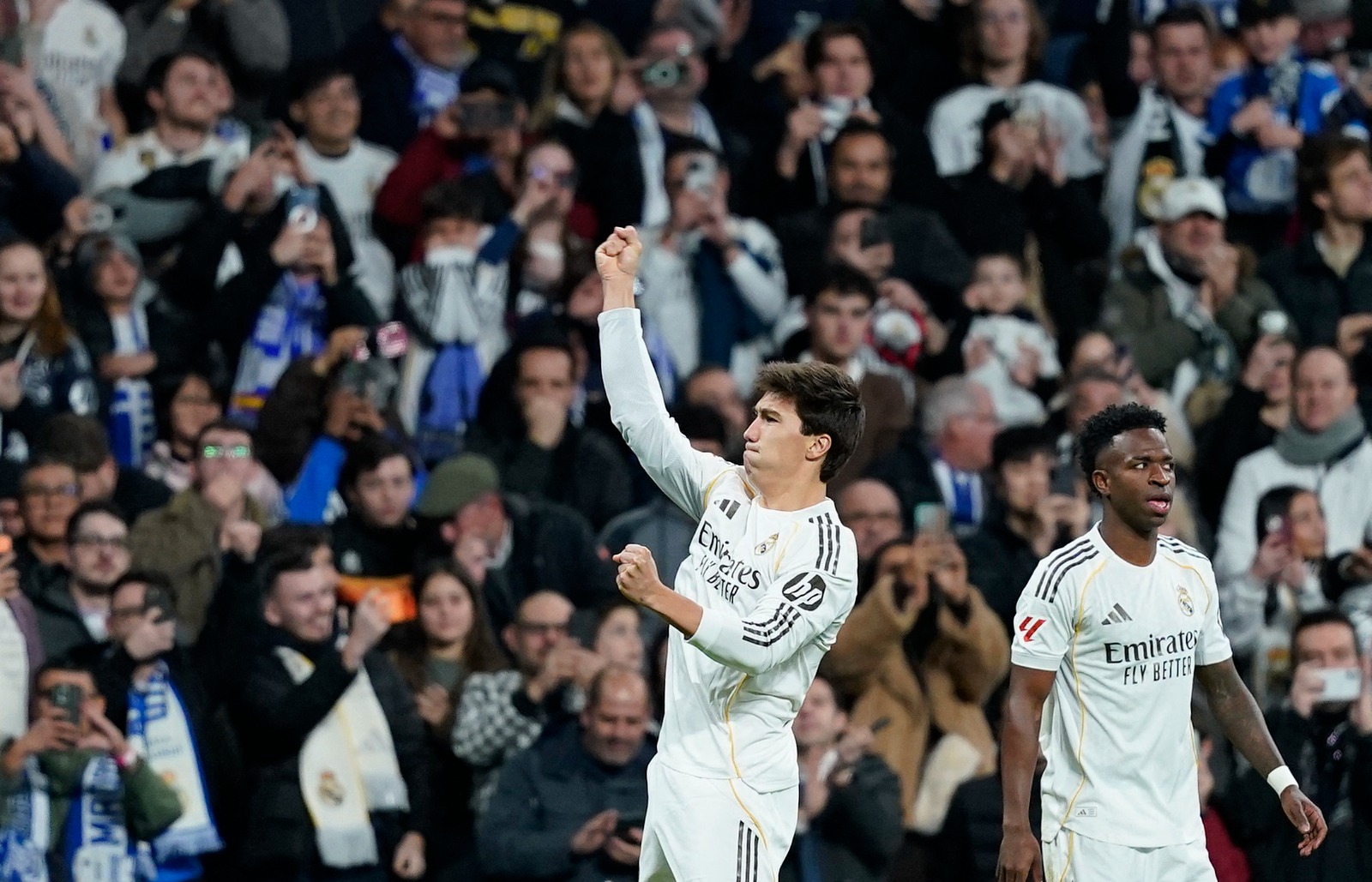 غونزالو غارسيا يحتفل بهدفه مع ريال مدريد أمام ريال سوسيداد بجوار فينيسيوس -14 فبراير 2026