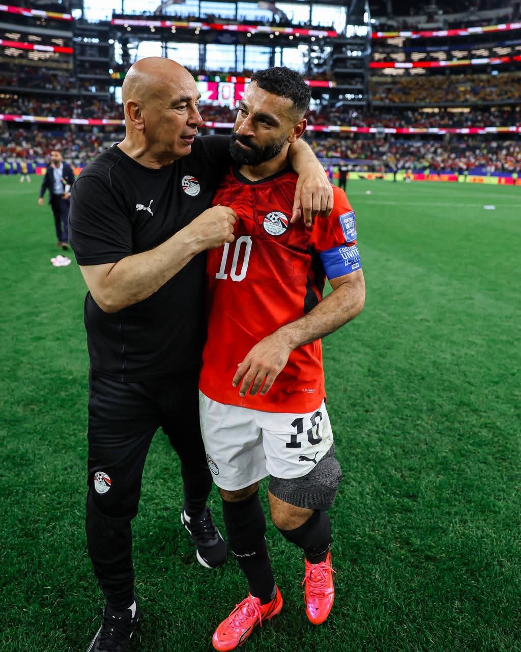 محمد صلاح ومدرب مصر حسام حسن يحتفلان بالفوز على أستراليا والتأهل لدور 16 بكأس العالم - 4 يوليو 2026
