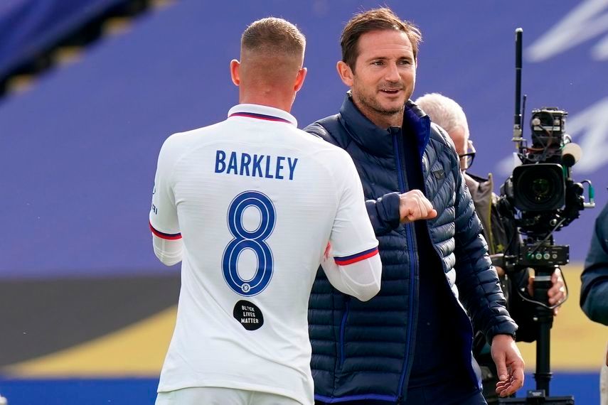 مدرب تشيلسي الإنجليزي فرانك لامبارد (إلى اليمين) يهنئ لاعب خط وسط تشيلسي الإنجليزي روس باركلي (يسار) على أرضية الملعب بعد مباراة ربع نهائي كأس إنجلترا لكرة القدم بين ليستر سيتي وتشيلسي على ملعب كينغ باور في ليستر ، وسط إنجلترا في 28 يونيو. 2020. - فاز تشيلسي بالمباراة 1-0. (تصوير تيم كيتون / بول / وكالة الصحافة الفرنسية) / مقيدة للاستخدام التحريري. لا تستخدم مع الصوت أو الفيديو أو البيانات أو قوائم تركيبات أو شعارات النادي / الدوري أو الخدمات 