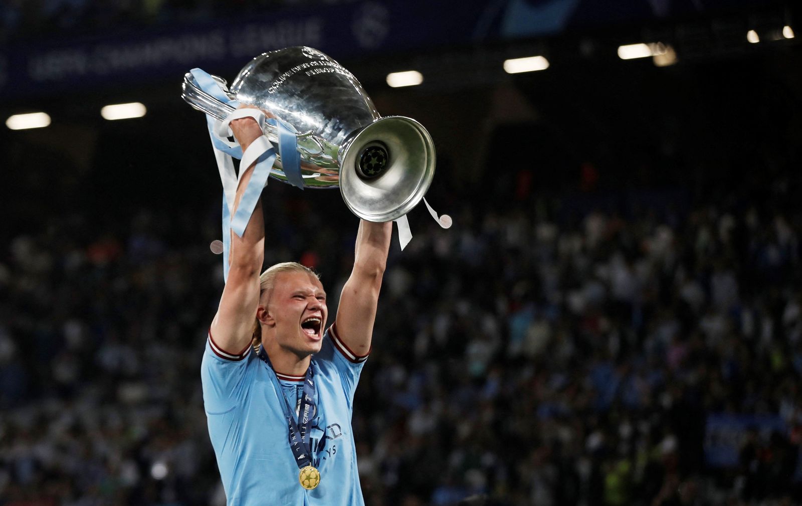 إيرلينغ هالاند مهاجم مانشستر سيتي يرفع كأس دوري أبطال أوروبا - 10 يونيو 2023
