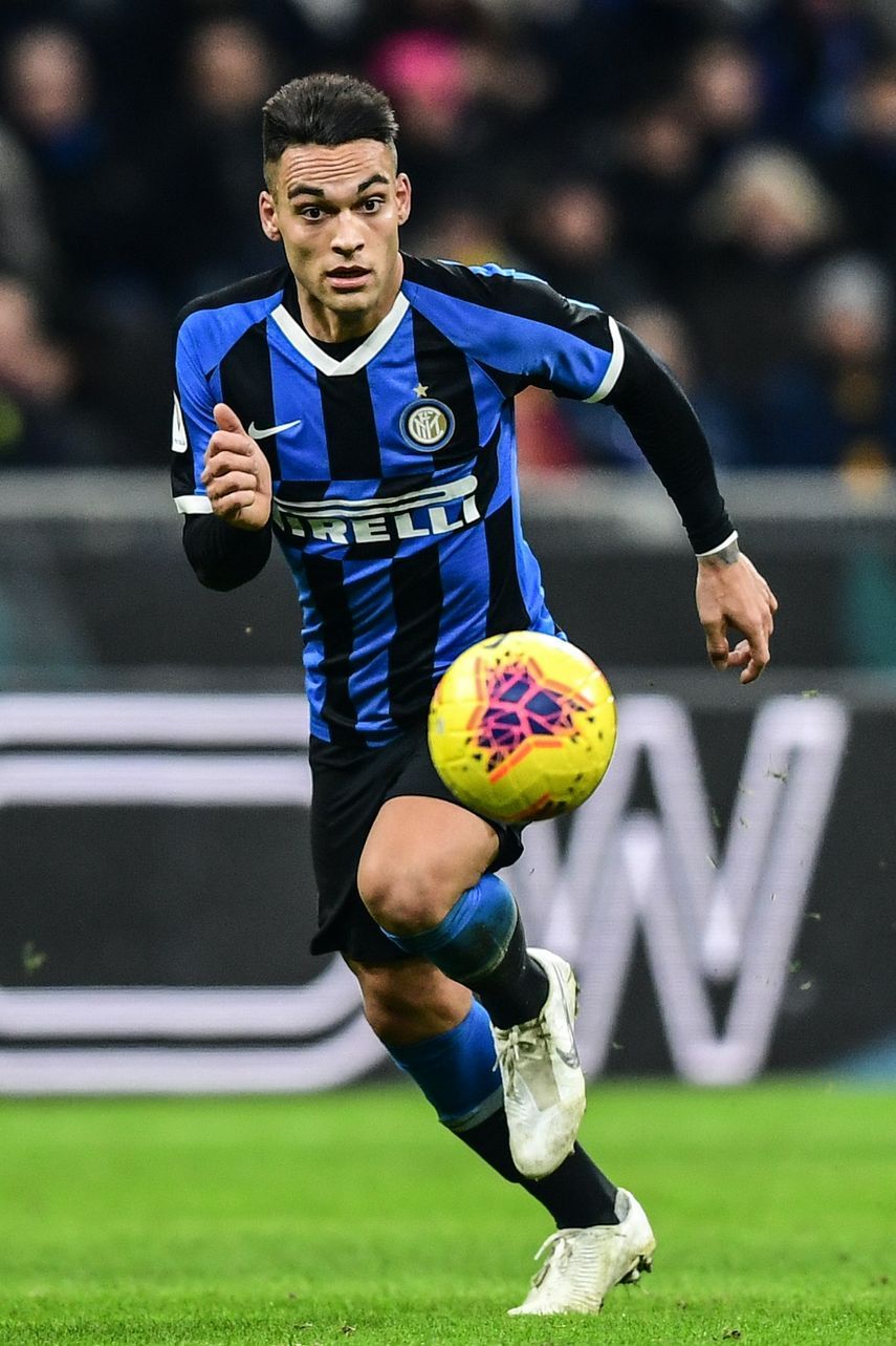 مهاجم إنتر ميلان الأرجنتيني لاوتارو مارتينيز يركض بالكرة خلال كأس إيطاليا (كأس إيطاليا) لدور 8 مباراة لكرة القدم إنتر ميلان ضد فيورنتينا في 29 يناير 2020 في ملعب سان سيرو في ميلانو. (تصوير ميغيل ميدينا / وكالة الصحافة الفرنسية) - AFP