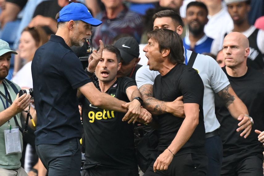 Tottenham Hotspur's Italian head coach Antonio Conte (R) and Chelsea's German head coach Thomas Tuchel (L) shake hands then clash after the English Premier League football match between Chelsea and Tottenham Hotspur at Stamford Bridge in London on August 14, 2022. - The game finished 2-2. (Photo by Glyn KIRK / AFP) / RESTRICTED TO EDITORIAL USE. No use with unauthorized audio, video, data, fixture lists, club/league logos or 'live' services. Online in-match use limited to 120 images. An additional 40 images may be used in extra time. No video emulation. Social media in-match use limited to 120 images. An additional 40 images may be used in extra time. No use in betting publications, games or single club/league/player publications. /  - AFP