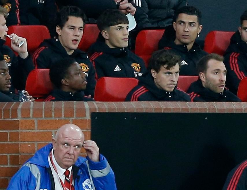 كريستيانو رونالدو يجلس على مقاعد البدلاء خلال مواجهة مانشستر يونايتد وتوتنهام - 19 أكتوبر 2022 - REUTERS