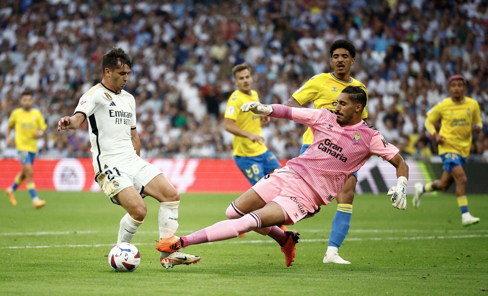 تدخل شرس من حارس مرمى لاس بالماس ألفارو فاليس على إبراهيم دياز لاعب ريال مدريد