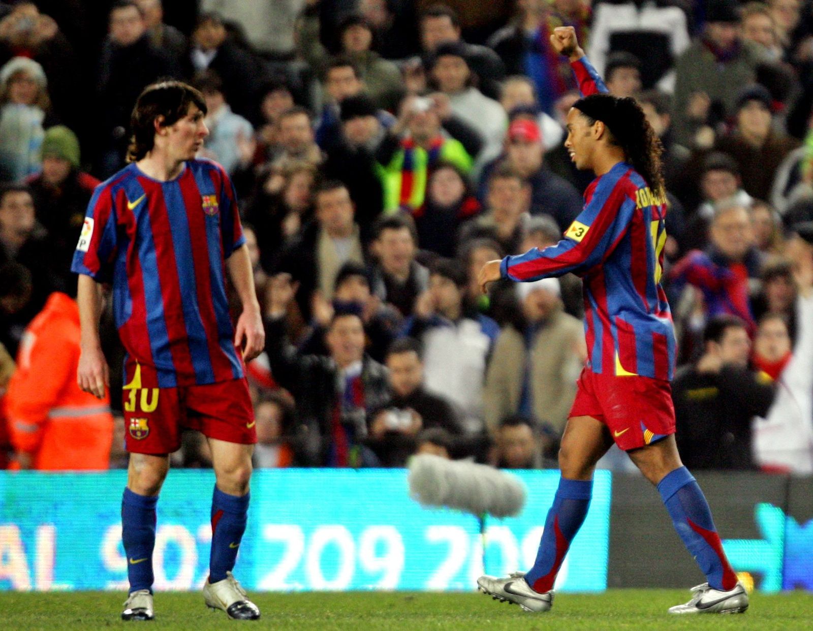 لاعبا برشلونة رونالدينيو وليونيل ميسي خلال المباراة ضد سيلتا فيجو في الدوري الإسباني – 20 ديسمبر 2005