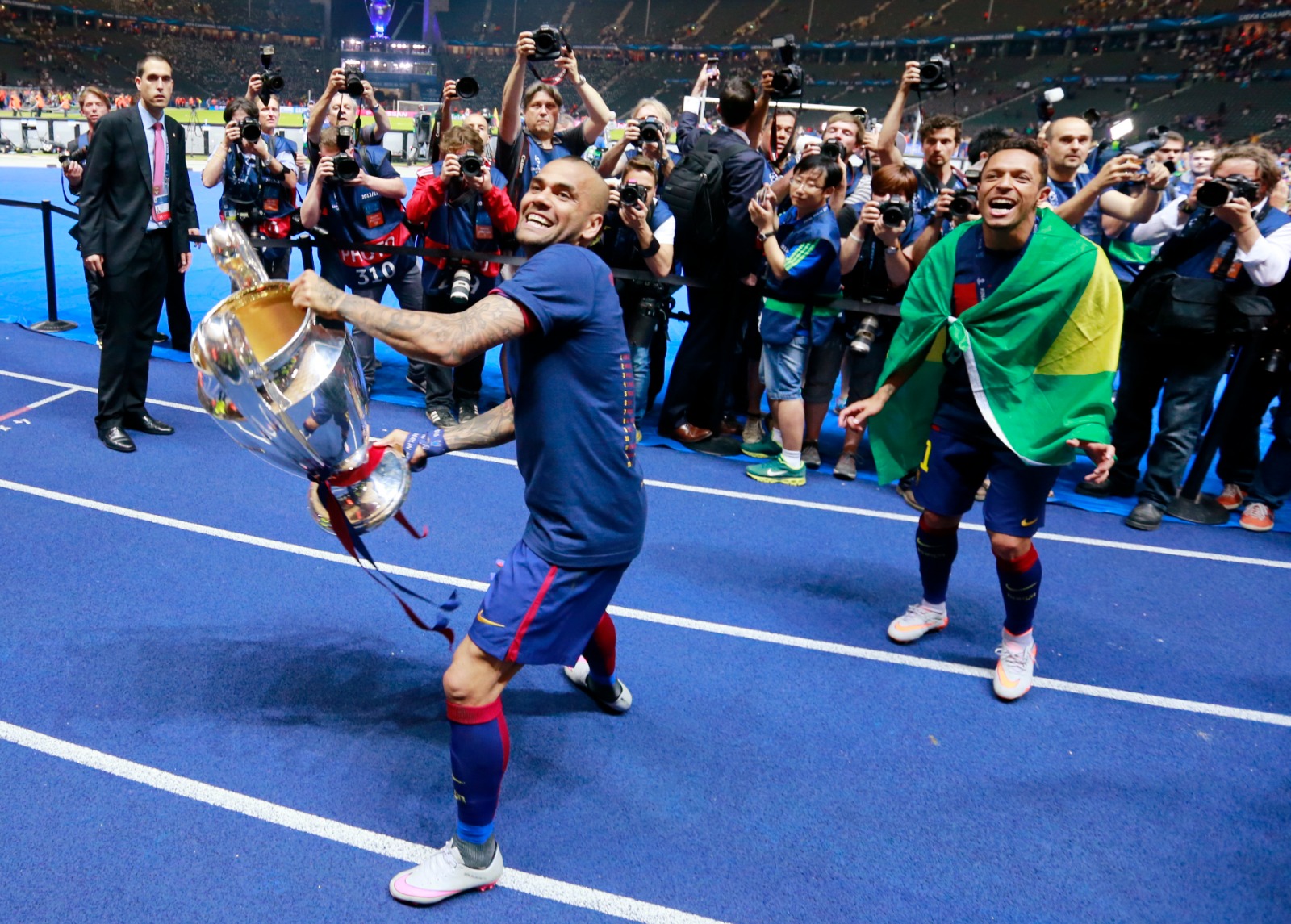 داني ألفيس مدافع برشلونة السابق يحتفل بعد التتويج بلقب دوري أبطال أوروبا - 6 يونيو 2015