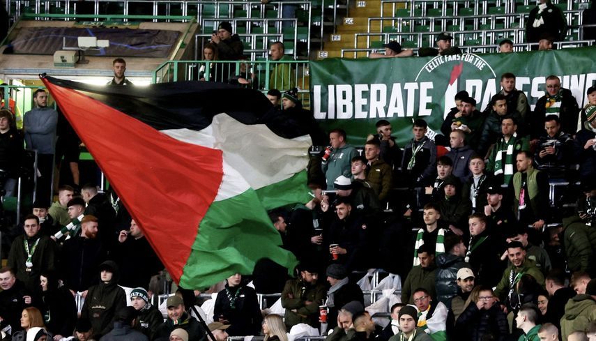 جمهور سيلتك غلاسكو الأسكتلندي يدعم فلسطين في مباراة أتلتيكو مدريد بدوري أبطال أوروبا