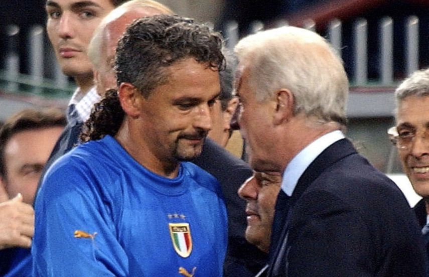 روبرتو باجيو يُصافح تراباتوني في مهرجان اعتزاله الدولي عام 2004