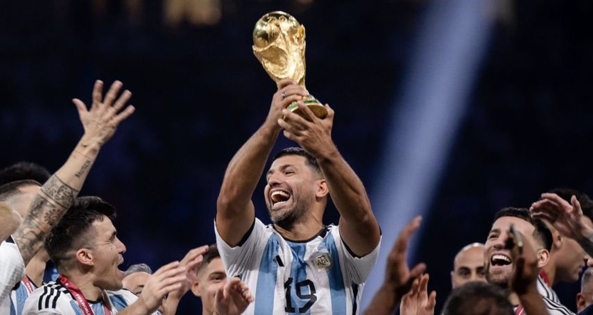 سيرخيو أجويرو يحمل كأس العالم 2022 رغم اعتزاله كرة القدم قبل سنة من النهائي