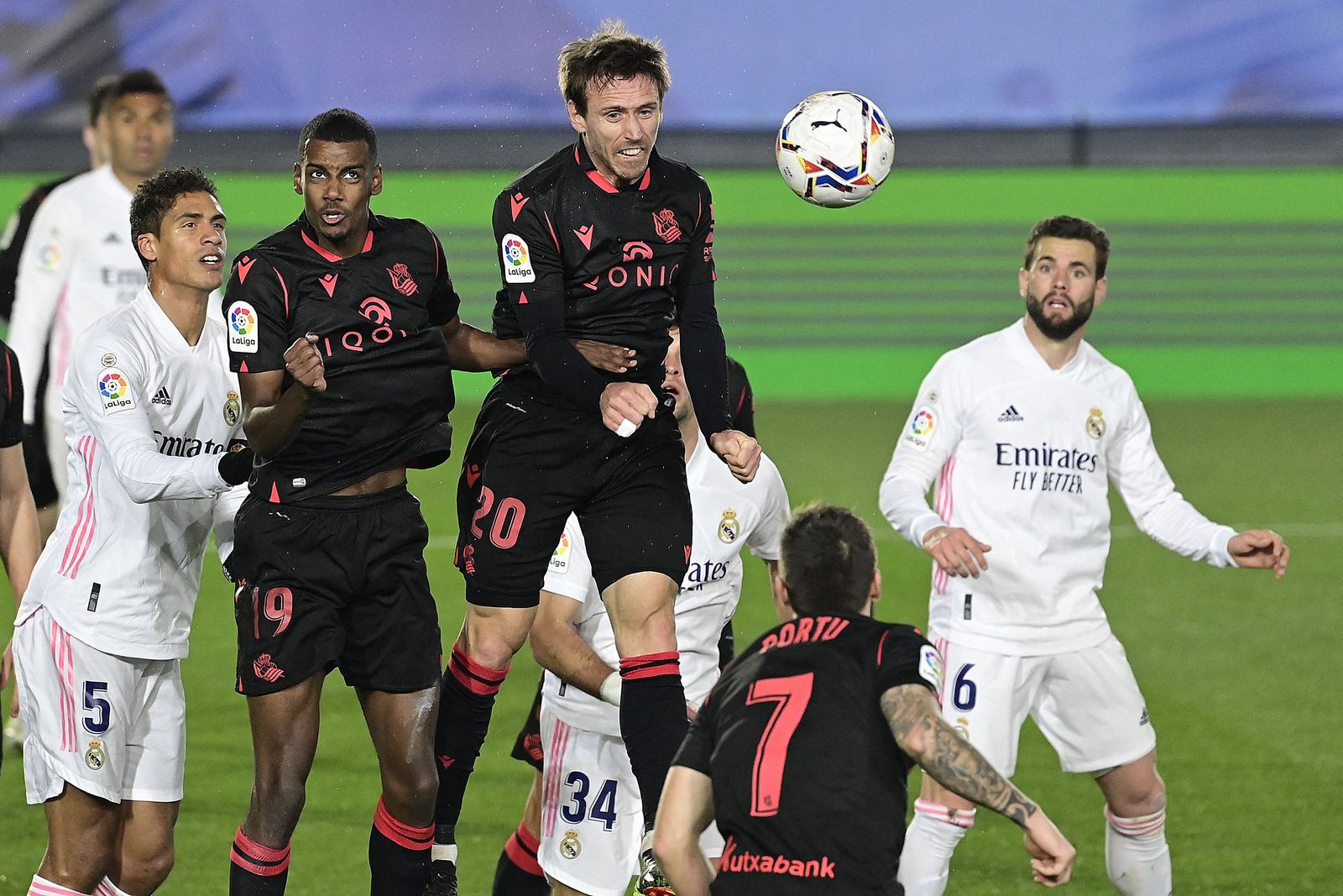 الإسباني ناتشو مونريال مدافع ريال سوسيداد يقفز لتسديد رأسية وسط متابعة مدافعي ريال مدريد