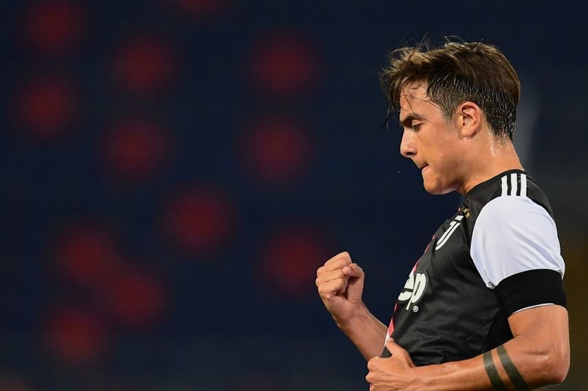 مهاجم يوفنتوس الأرجنتيني باولو ديبالا يحتفل بعد تسجيله هدفاً ضد بولونيا في 22 يونيو 2020 - AFP