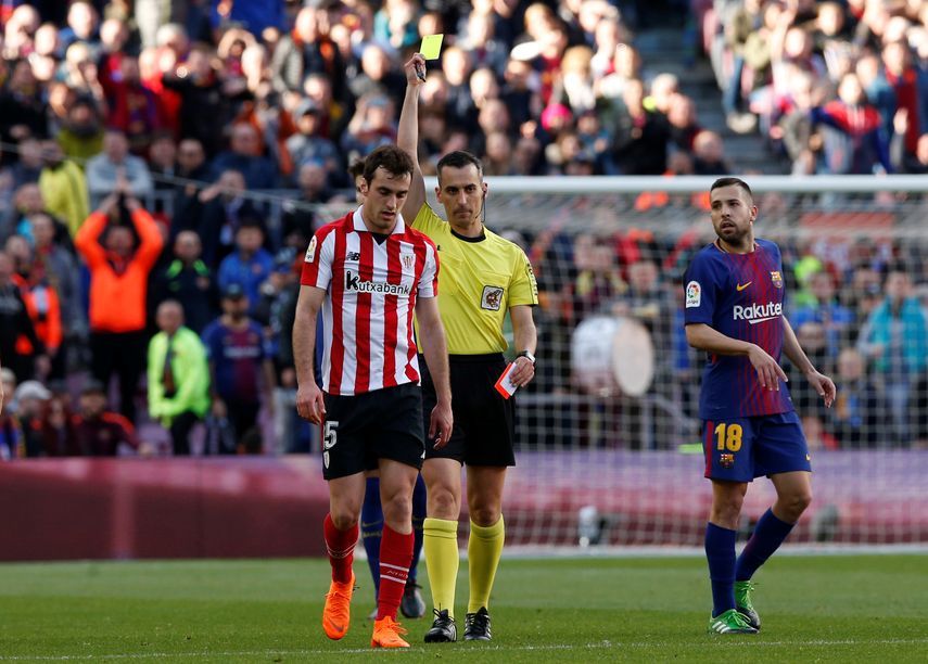 الحكم سانتياغو خايمي لاتري خلال مباراة بين برشلونة وأتلتيك بلباو - 18 مارس 2018 