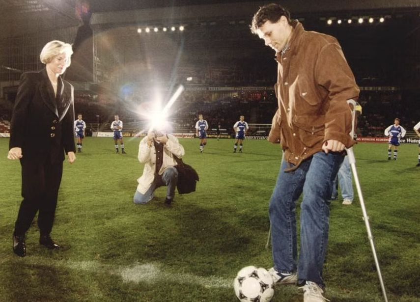 ماركو فان باستن فشل في التعافي من الاصابة لمدة سنة وغاب عن مونديال 1994 ثم اعتزل