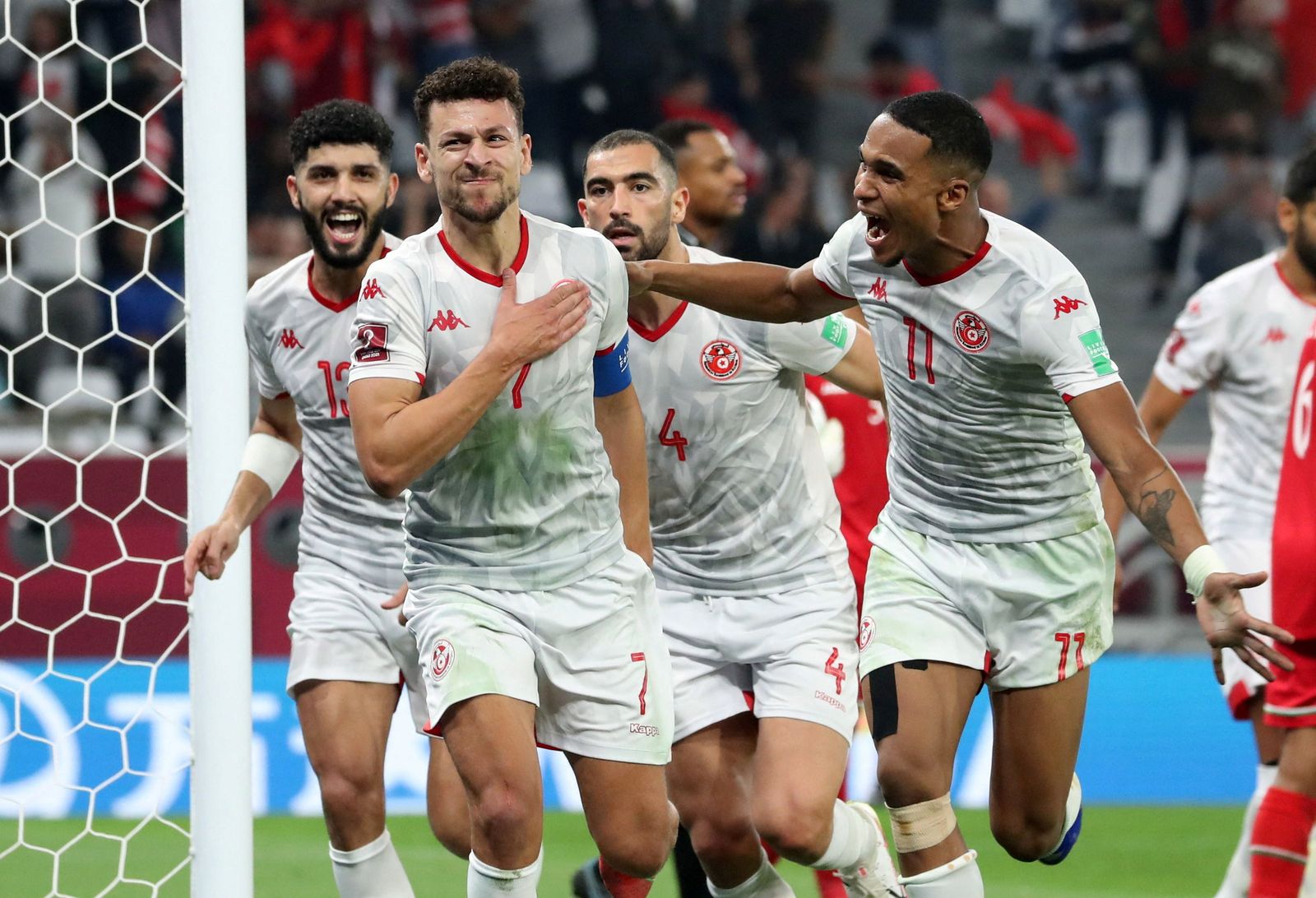 لاعبو المنتخب التونسي يحتفلون بهدف المساكني أمام عمان في كأس العرب 2021