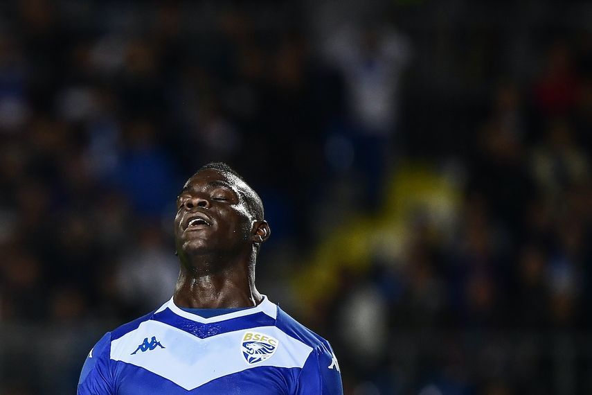 مهاجم بريشيا الإيطالي ماريو بالوتيلي يتحسر على إضاعته لإحدى الفرص  - AFP