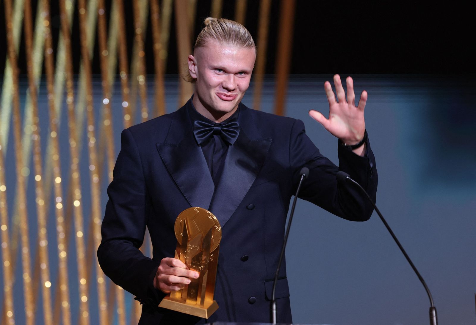 النرويجي إيرلينغ هالاند يحمل جائزة غيرد مولر لأفضل مهاجم في حفل جائزة الكرة الذهبية