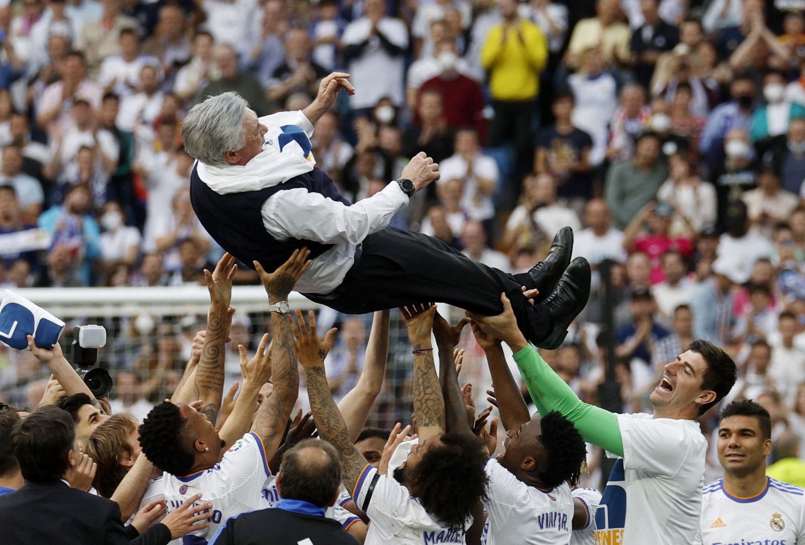 لاعبو ريال مدريد يحملون مدربهم كارلو أنشيلوتي احتفالاً بإحرازهم لقب الدوري الإسباني لكرة القدم