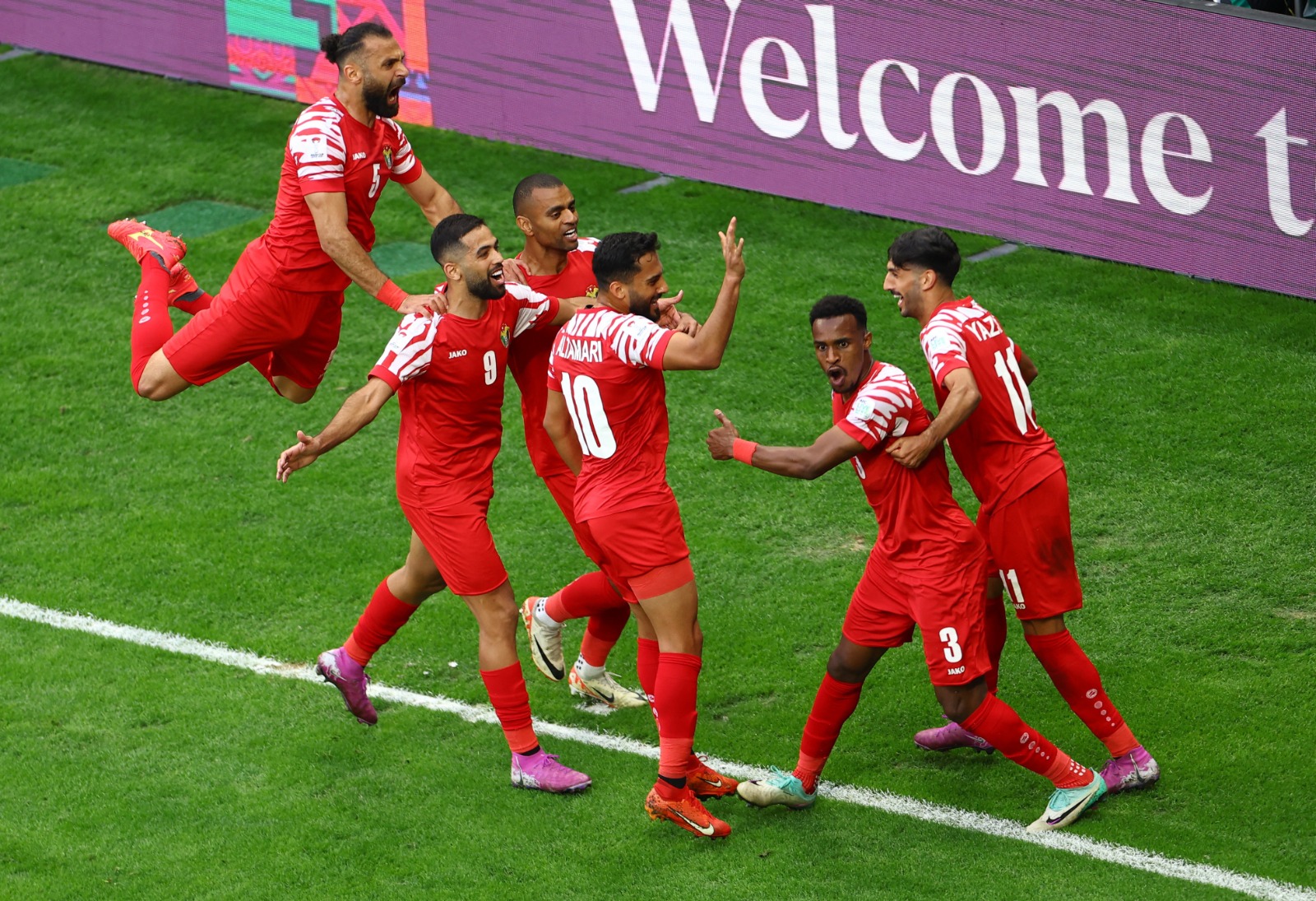 لاعبو المنتخب الأردني يحتفلون بالهدف الأول في مرمى طاجيكستان - 2 فبراير 2024
