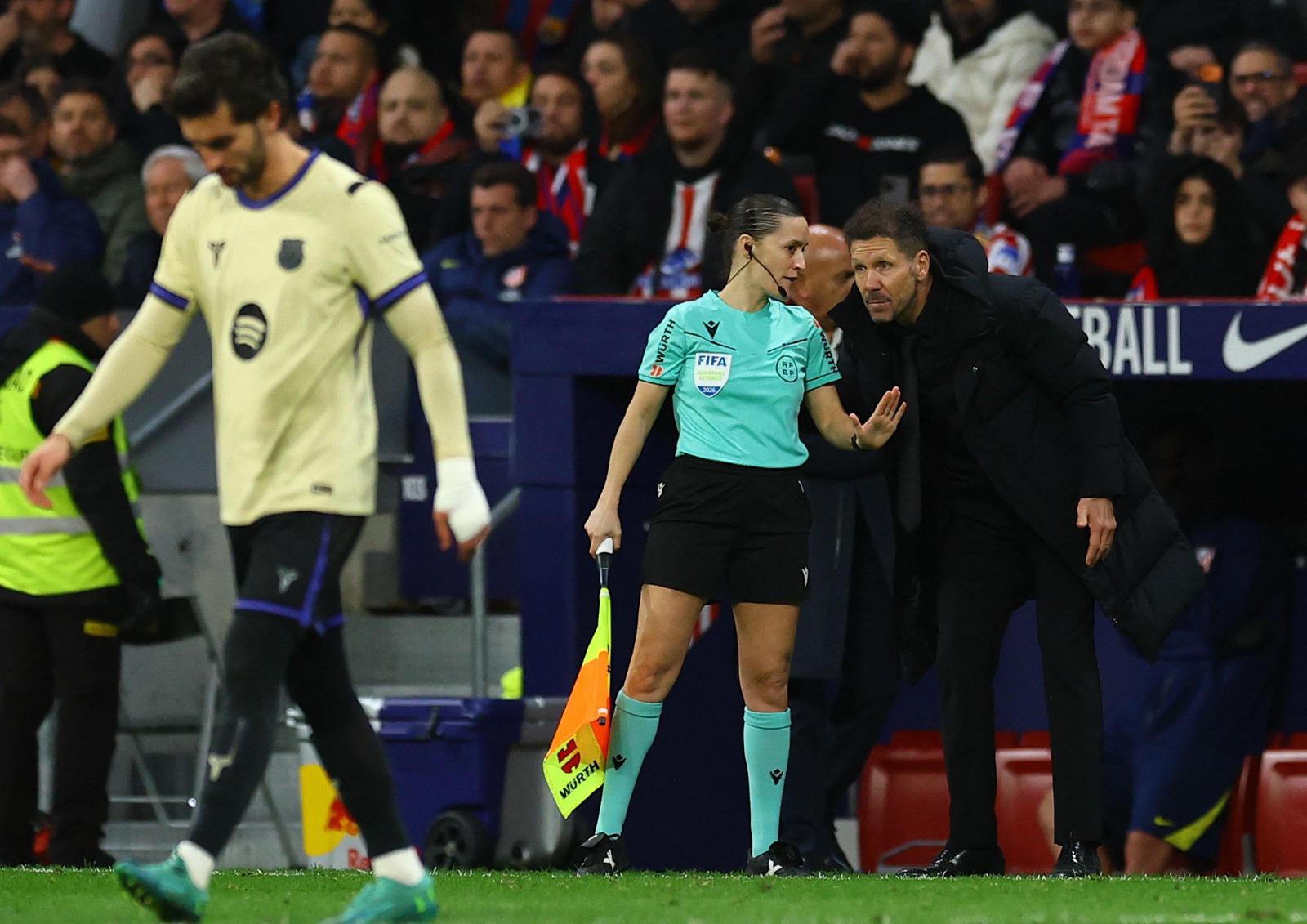 دييغو سيميوني مدرب أتلتيكو مدريد يتحدث مع الحكم خلال مواجهة برشلونة في نصف نهائي كأس ملك إسبانيا - 12 فبراير 2026