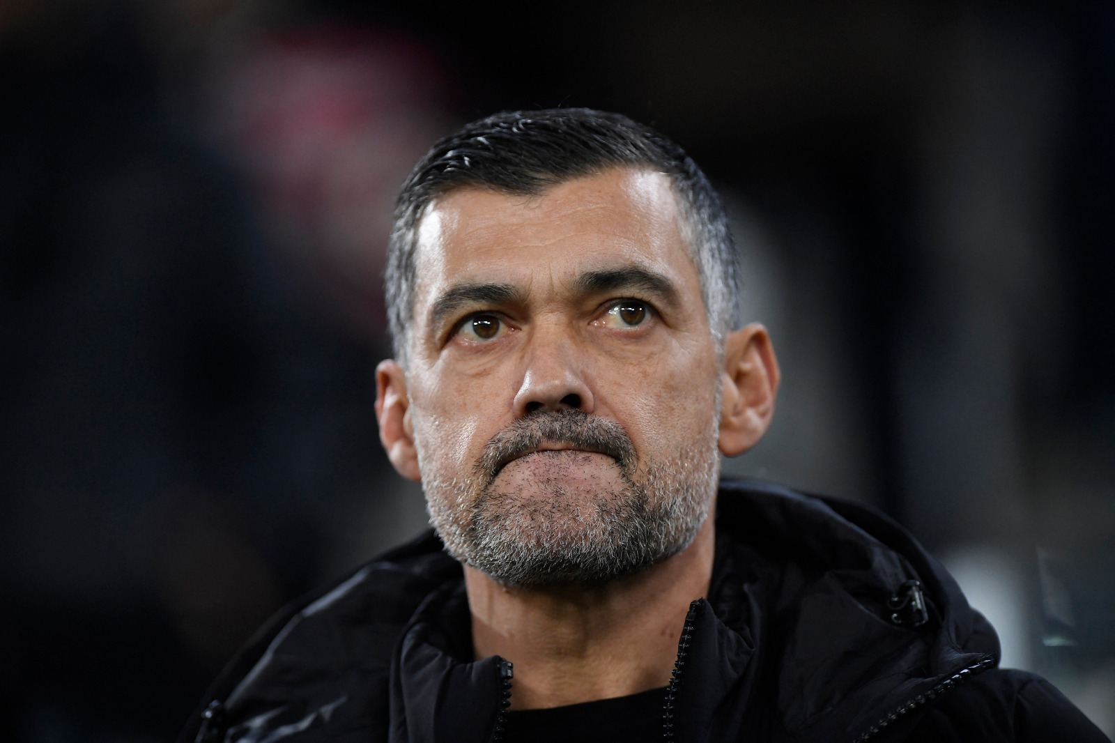 حسرة سيرجيو كونسيساو مدرب ميلان خلال مباراة يوفنتوس بالدوري الإيطالي - 18 يناير 2025