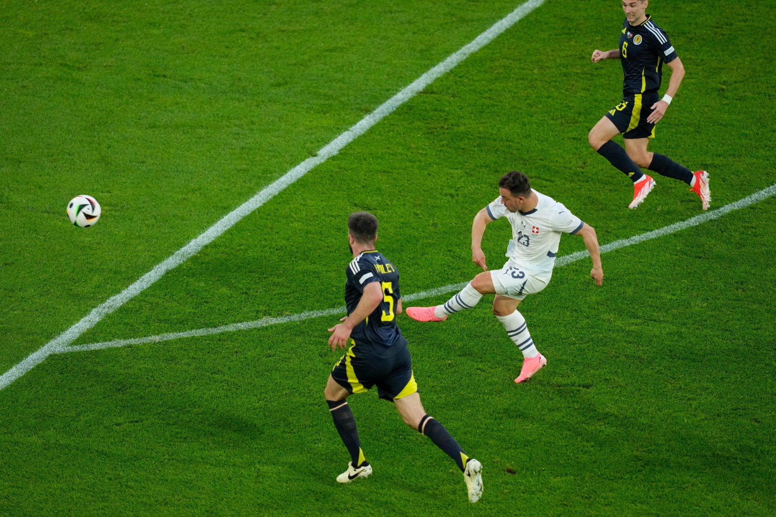 شيردان شاكيري لحظة تسجيل هدف سويسرا في مرمى اسكتلندا في بطولة أوروبا 'يورو 2024'- 19 يونيو 2024