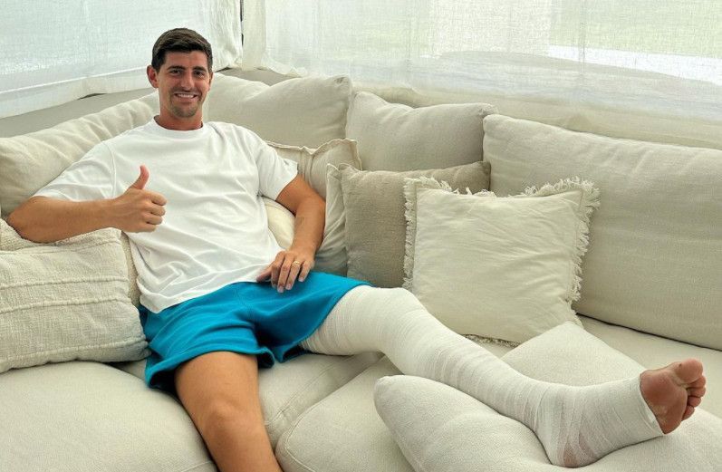 حارس مرمى ريال مدريد تيبو كورتوا بعد إصابته في ركبته - 10 أغسطس 2023