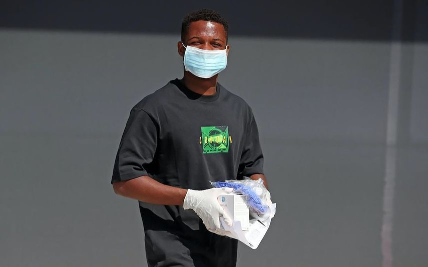 لاعب برشلونة أنسو فاتي لحظة وصوله إلى مقر النادي لإجراء فحص كورونا - AFP