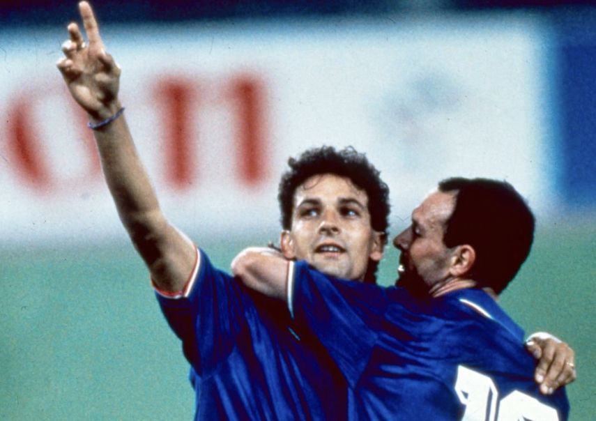 روبرتو باجيو يسجل أول هدف في مشواره بكؤوس العالم عام 1990 بالرقم 15