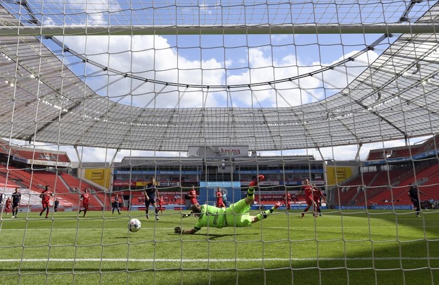 ليون غوريتسكا (وسط) يسجل الهدف الثاني لبايرن ميونيح في مرمى باير ليفركوزن - AFP