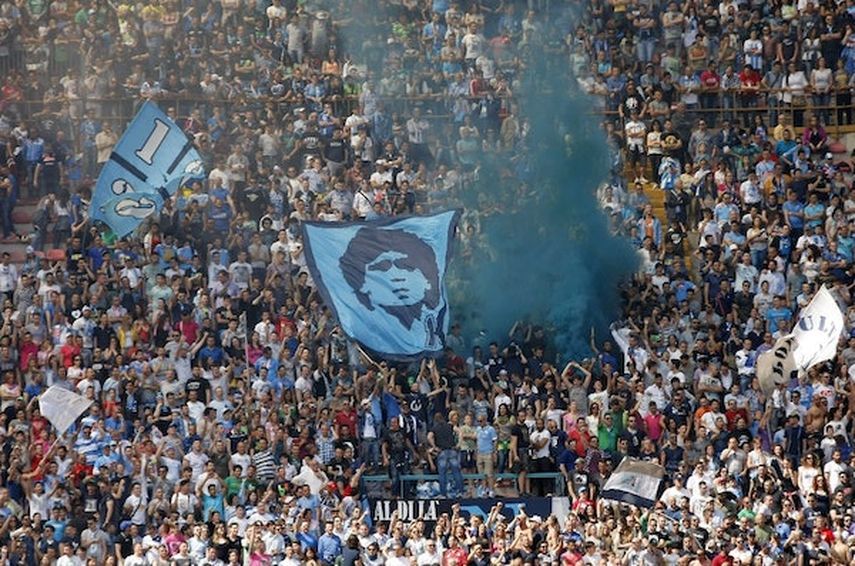 جماهير نابولي تحمل صورة مارادونا في مباراة نابولي ضد سيينا عام ٢٠١٣, AFP