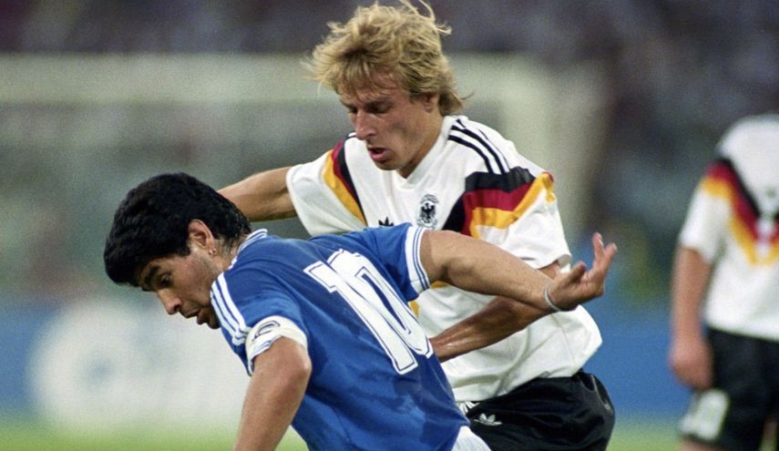 يورجن كلينسمان ومارادونا في مباراة المانيا والارجنتين في نهائي كأس العالم عام 1990