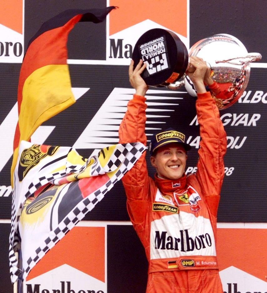 الألماني مايكل شوماخر يحتفل بفوزه في سباق جائزة المجر الكبرى عام 1998 - AFP