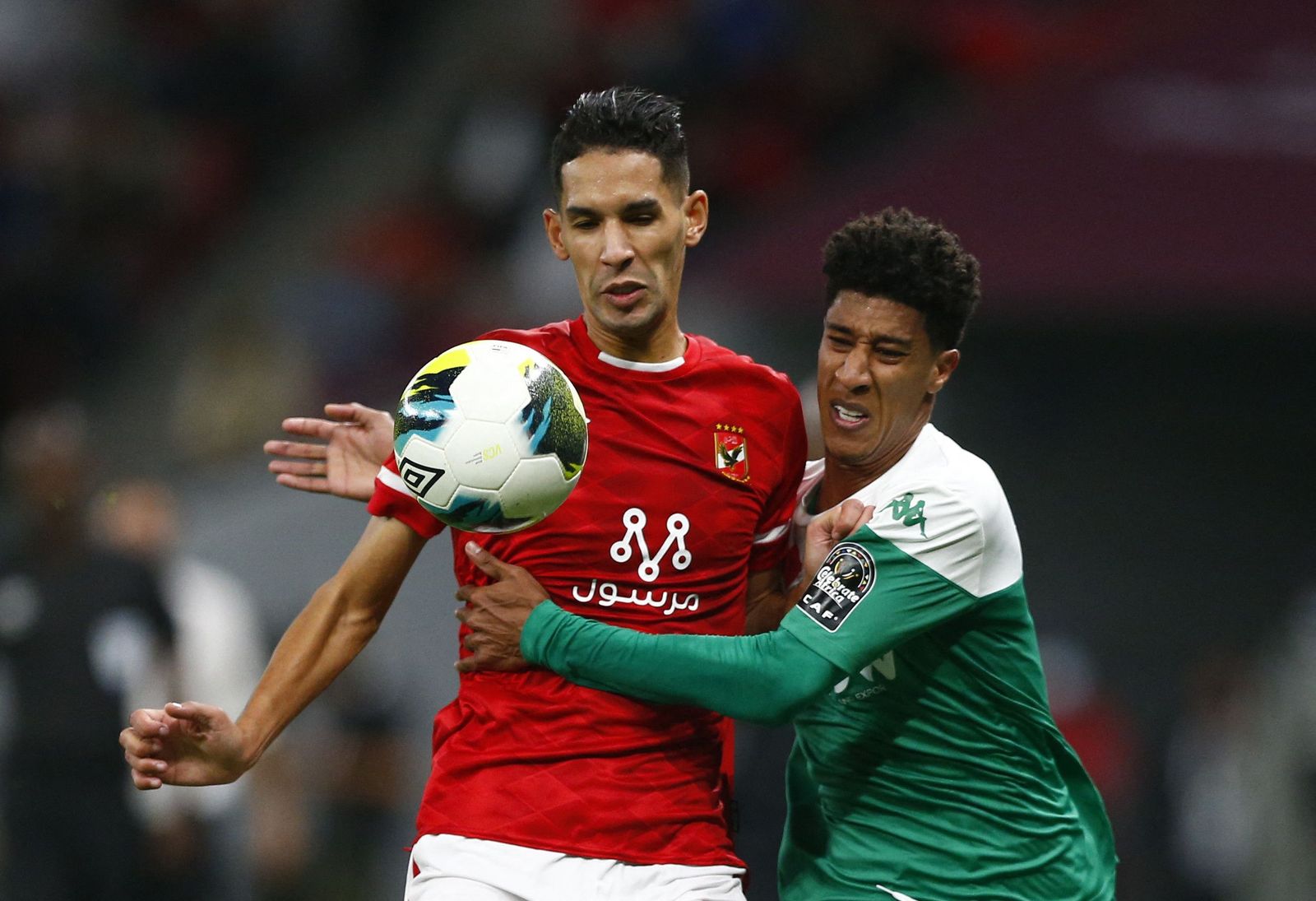 مدافع الأهلي المصري بدر بانون في صراع على الكرة مع مهاجم الرجاء حميد أحداد