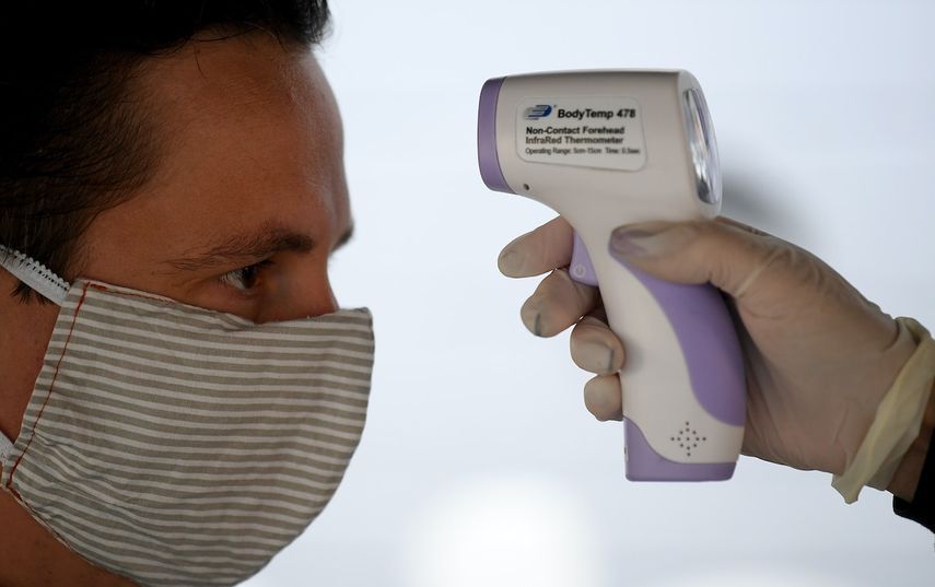 من عمليةقياس حرارة أحد الموظفين بالدوري الألماني - AFP