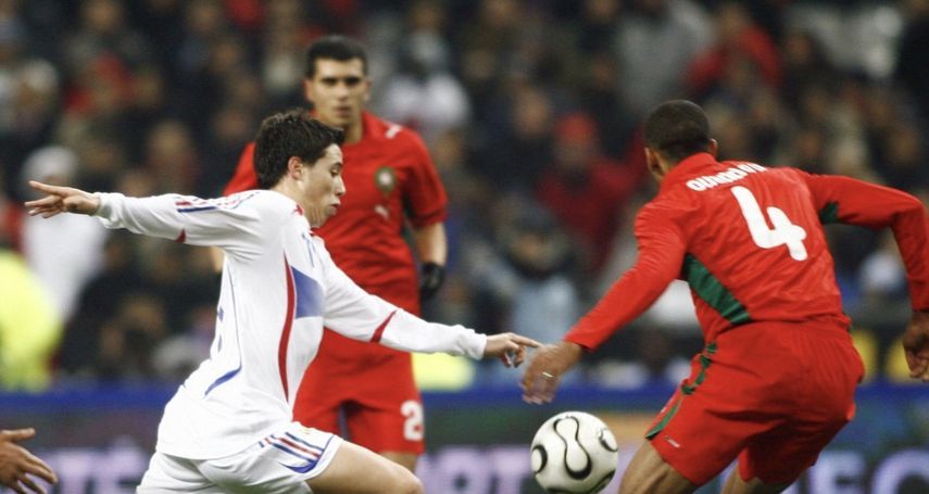 سمير نصري في مباراة المغرب وفرنسا على استاد سان دوني عام 2007