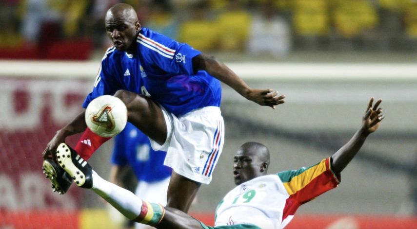 بابا بوبا ديوب وباتريك فييرا في مباراة افتتاح مونديال 2002 بين السنغال وفرنسا