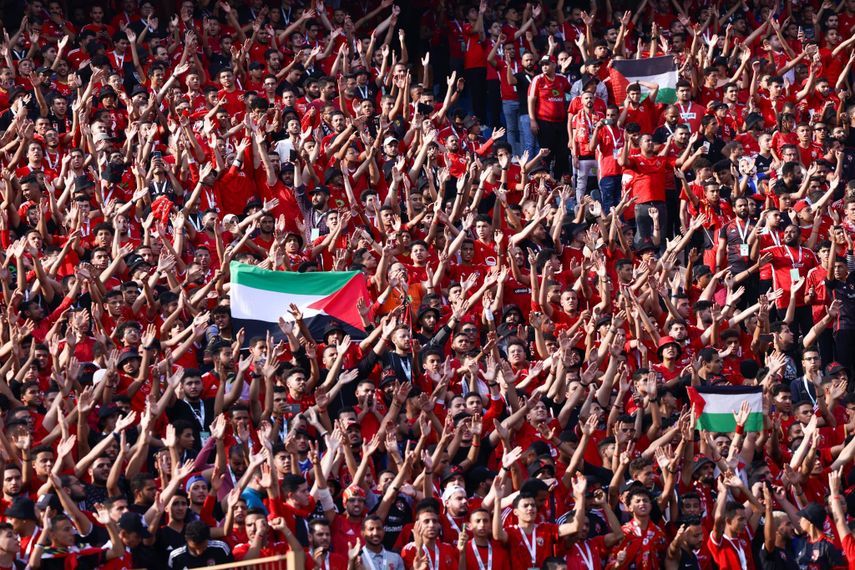 جماهير الأهلي ترفع علم فلسطين في المدرجات خلال مباراة فريقها ضد سيمبا التنزاني - 24 أكتوبر 2023