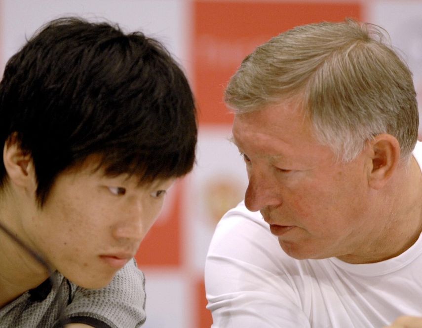 بارك جي سونغ رفقة المدرب السابق لمانشستر يونايتد السير أليكس فيرغيسون - AFP