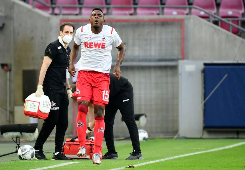 مهاجم  كولن الكولومبي جون كوردوبا يغادر الملعب بعد إصابته - AFP