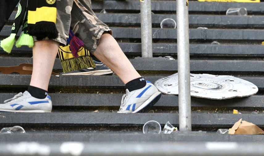 جمهور دورتموند يلقي بدرع البوندسليغا على الأرض بعد خسارة اللقب عام 2023