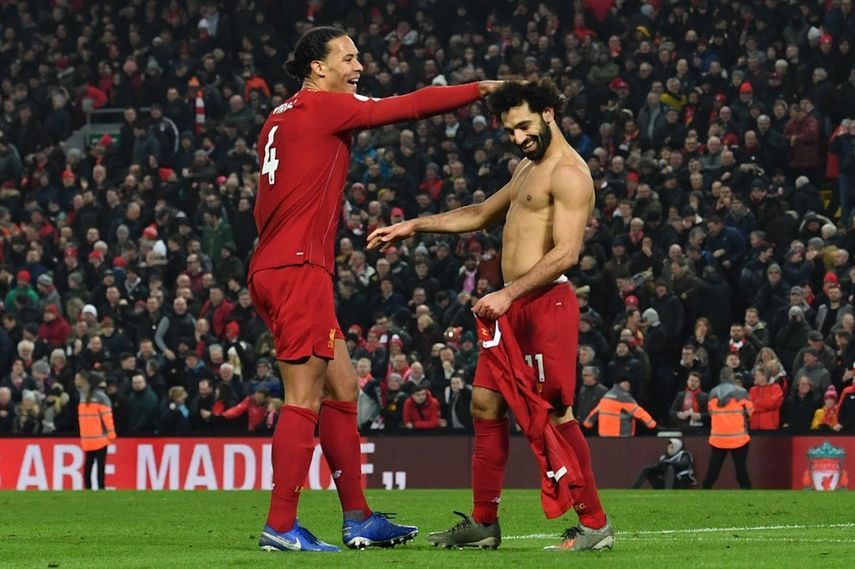 محمد صلاح (إلى اليمين) مع زميله في ليفربول الهولندي فيرجيل فان دايك - AFP