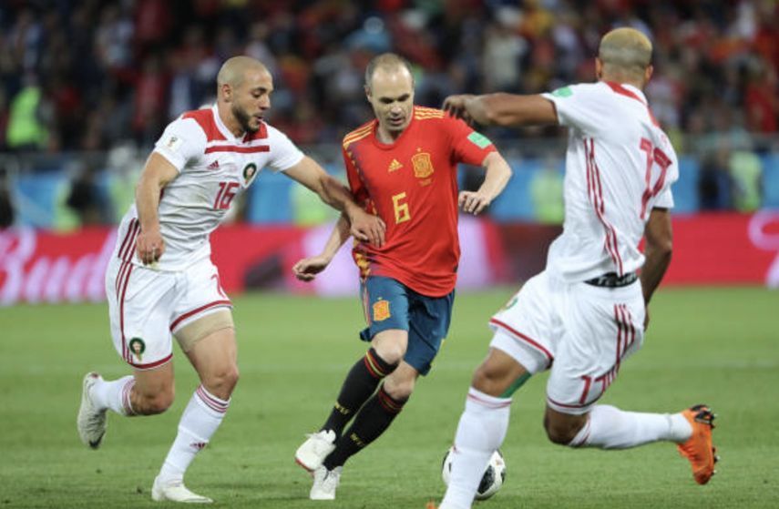 حصار من لاعبي المغرب لاندريس انييستا في مونديال 2018