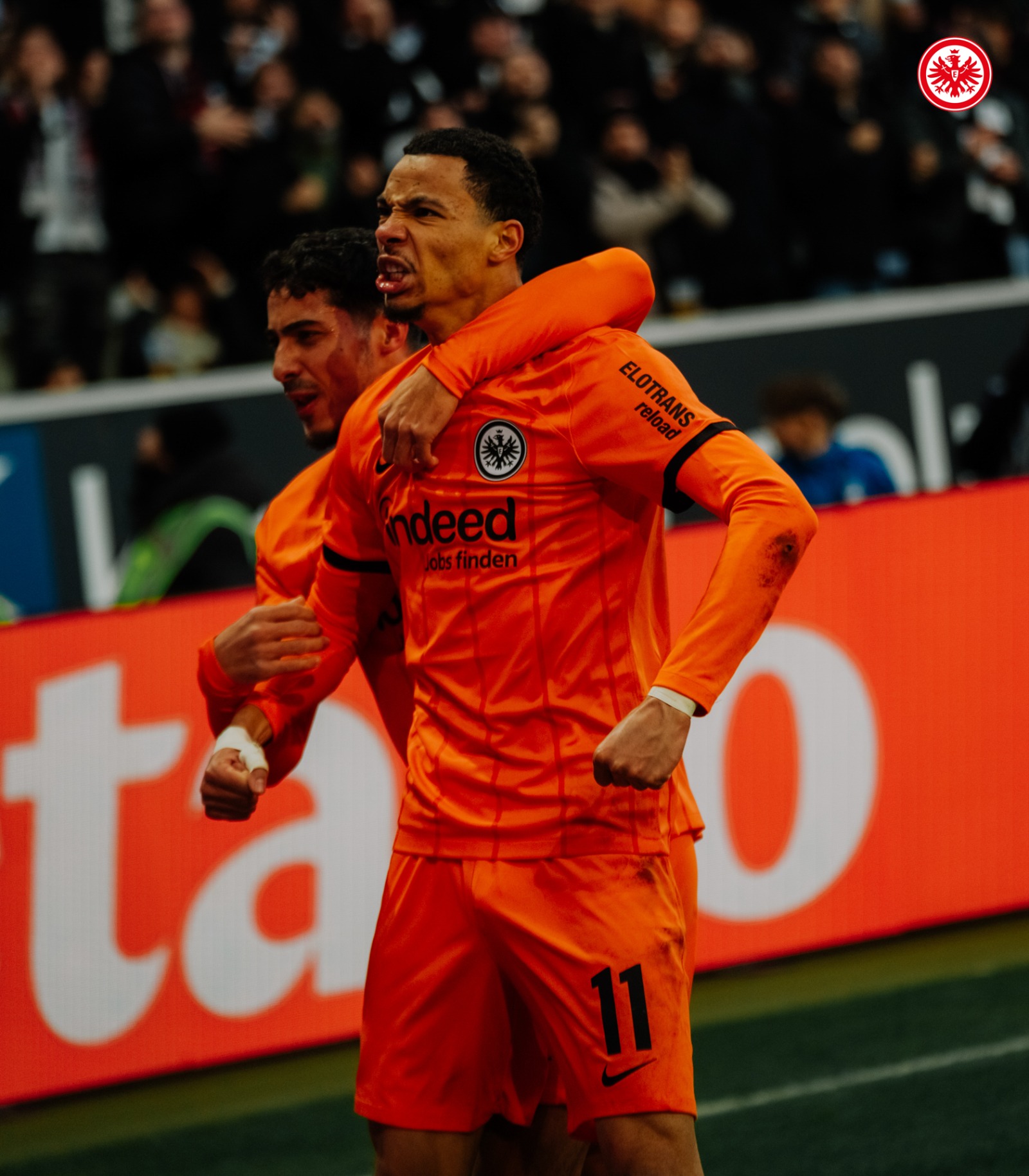 هوغو إكيتيكي مهاجم أينتراخت فرانكفورت يحتفل بأحد هدفيه أمام هوفنهايم - 26 يناير 2025
